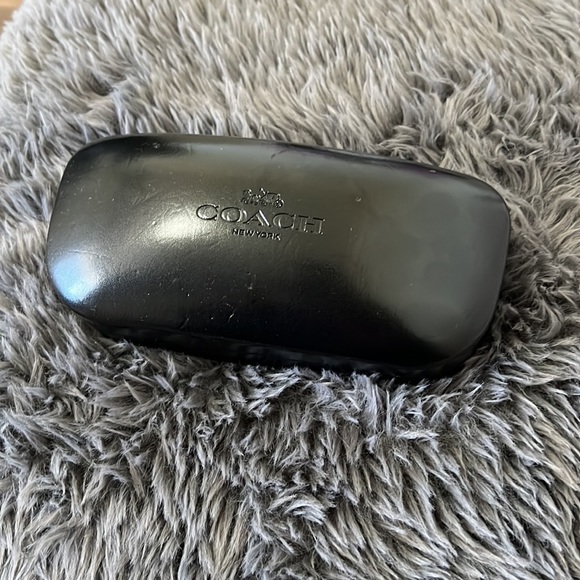 Coach sunglasses they are in great condition. I only worn them 5 times out 💜 - Picture 3 of 3